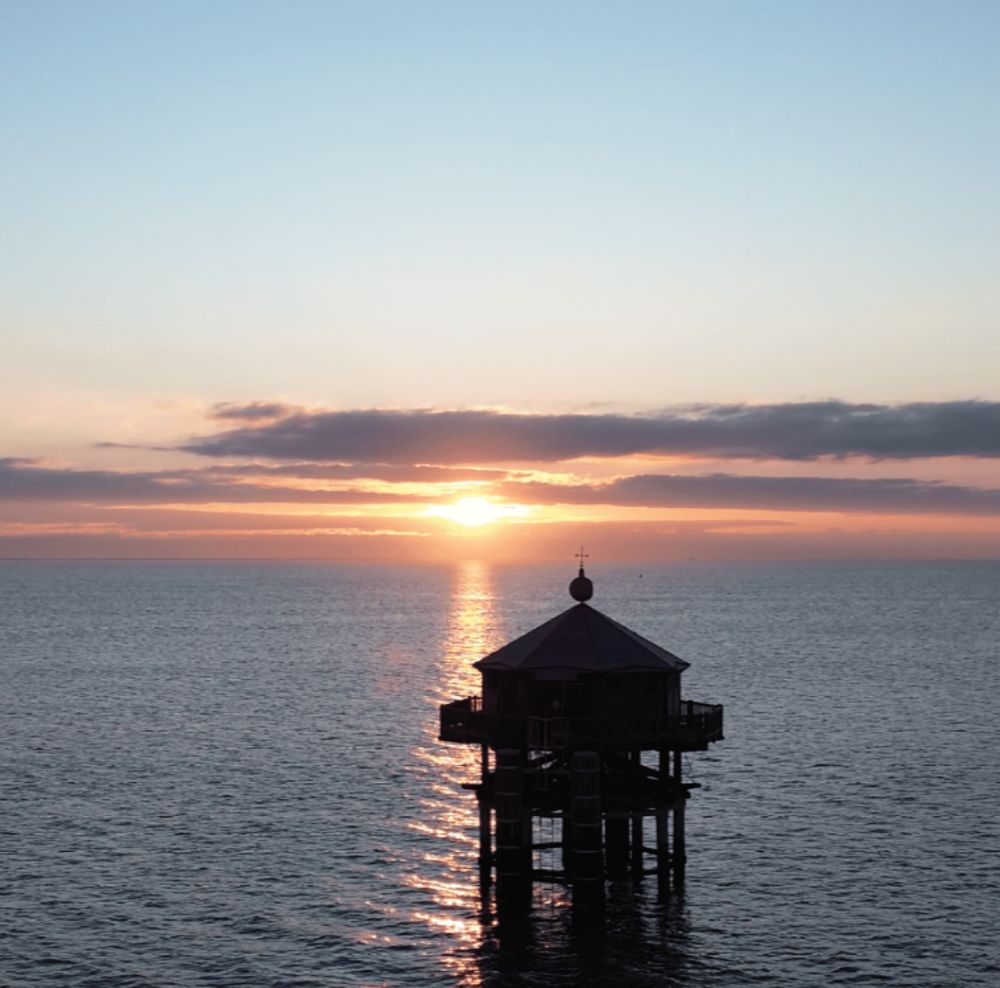 Le phare du Bout du Monde au coucher du soleil, au large des Minimes